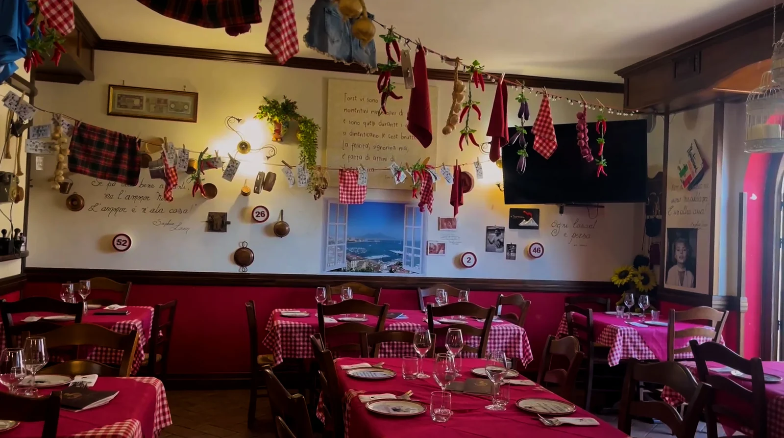 La sala apparecchiata dell'osteria A Malafemmena