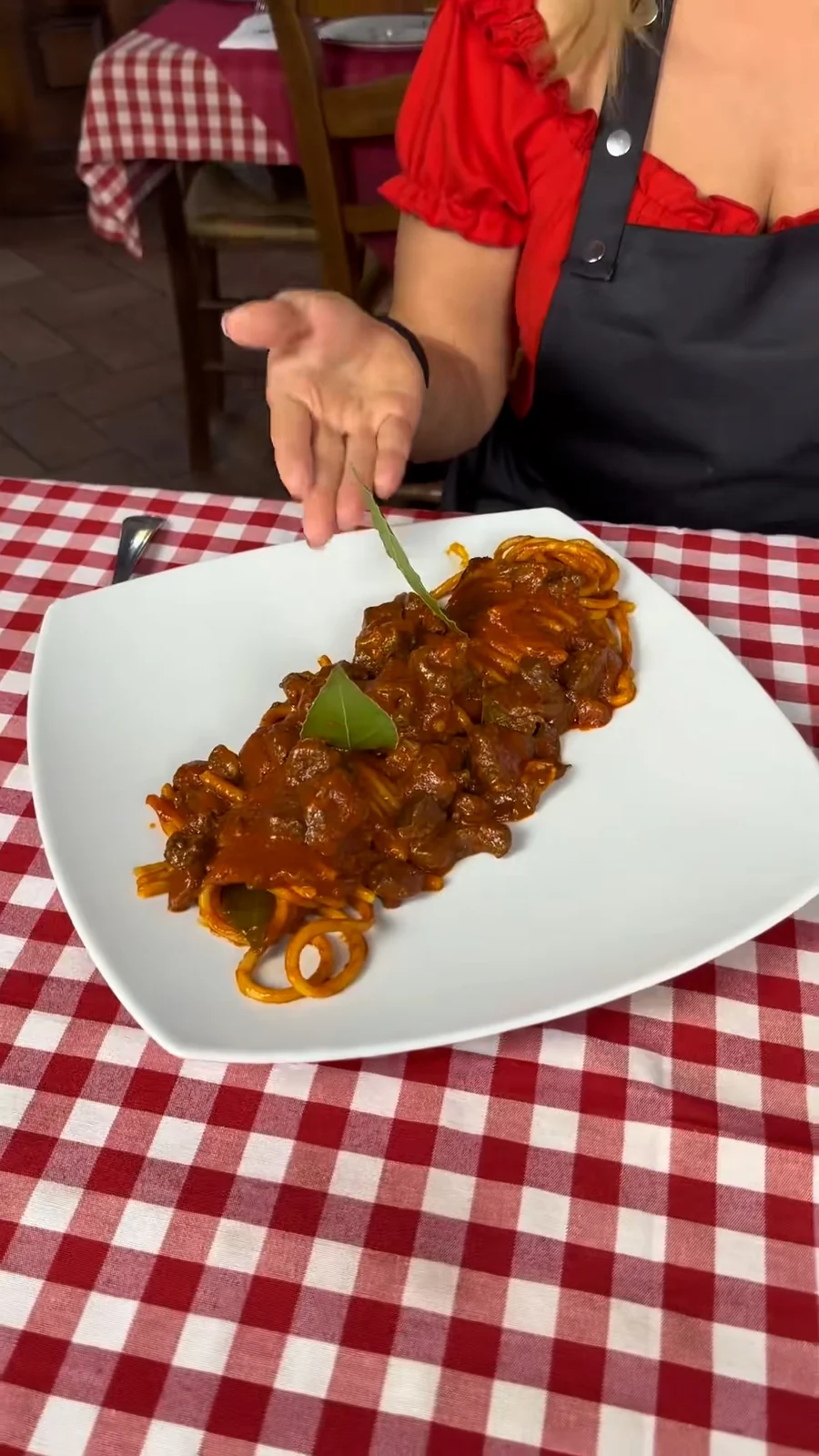Un piatto di spaghetti al ragù servito da A Malafemmena